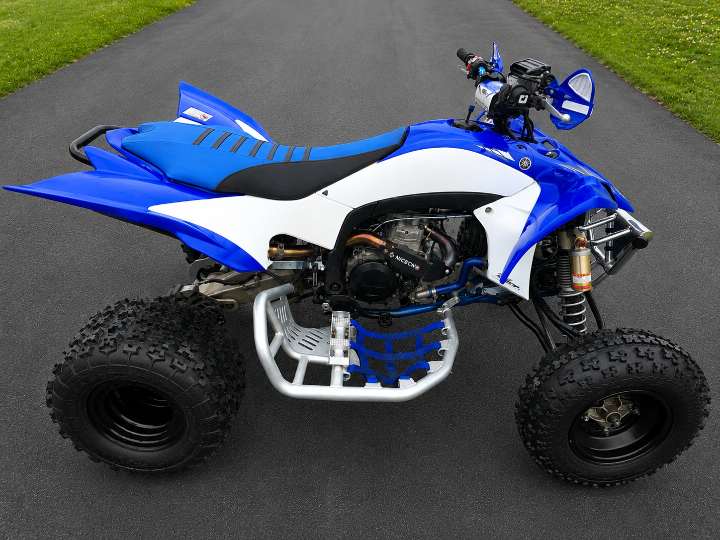 2010 Yamaha YFZ450R — right side view